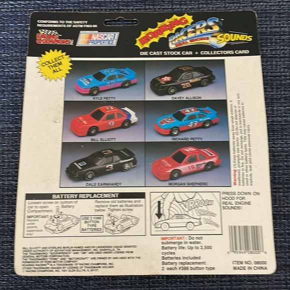 Davey Allison model car and trading card - Picture 3 of 4